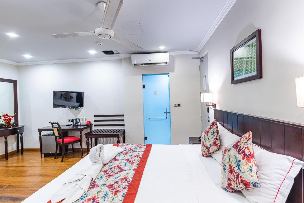 Earl'S Red Colombo Hotel Bagian luar foto